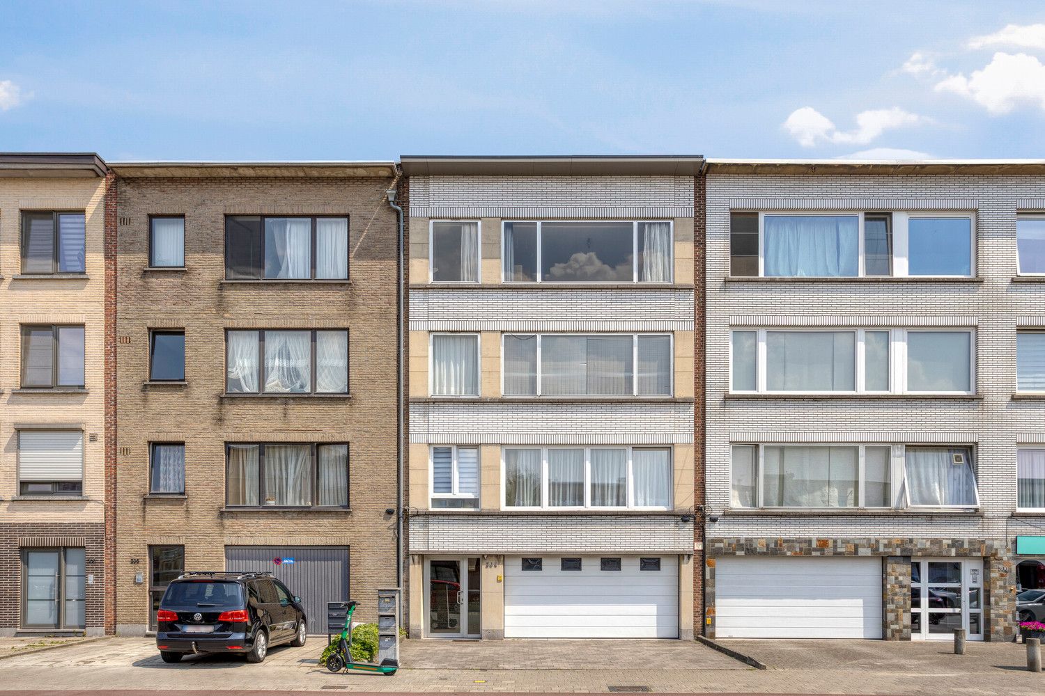 Ruim appartement op de 3de verdieping met terras en inpandige parkeerplaats! foto 2