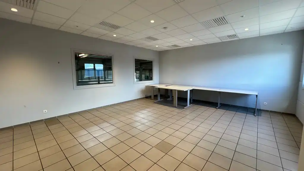 Loods met buitenopslag te huur vlakbij afrit E17 in Sint-Niklaas foto 11