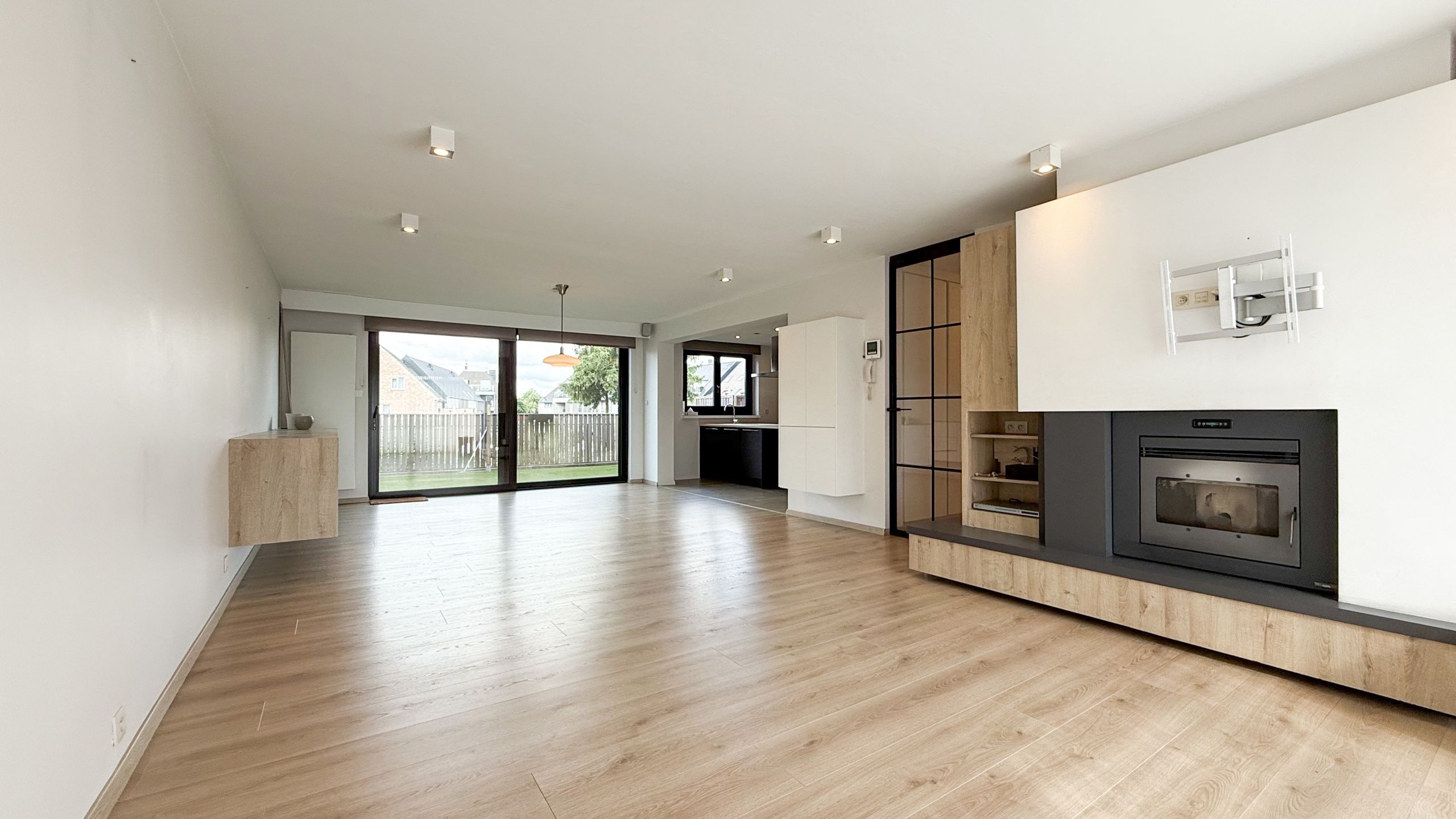 Ruim appartement met 2 slaapkamers en terras,met palletkachel foto 2