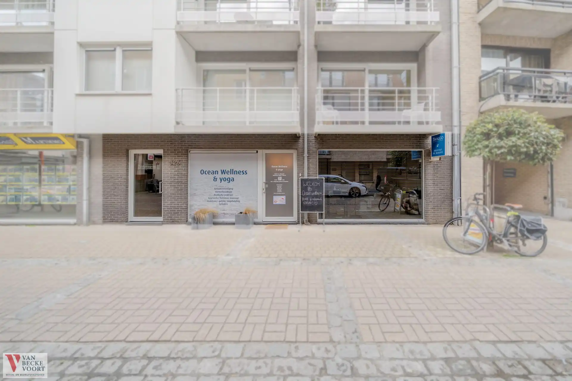 Handelsgelijkvloers 110m² Bredene foto {{pictureIndex}}