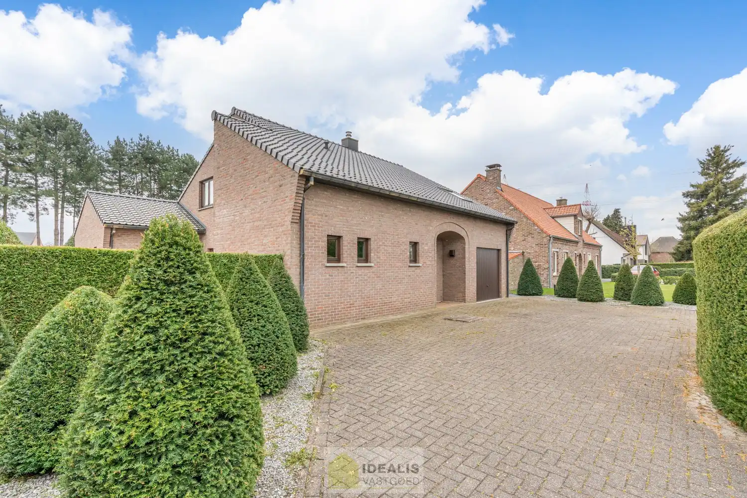 IDEALIS VASTGOED – VERZORGDE GEZINSWONING MET 2 SLAAPKAMERS (MOGELIJKHEID TOT MEER) OP AANGENAAM PERCEEL VAN 11A 28CA foto {{pictureIndex}}