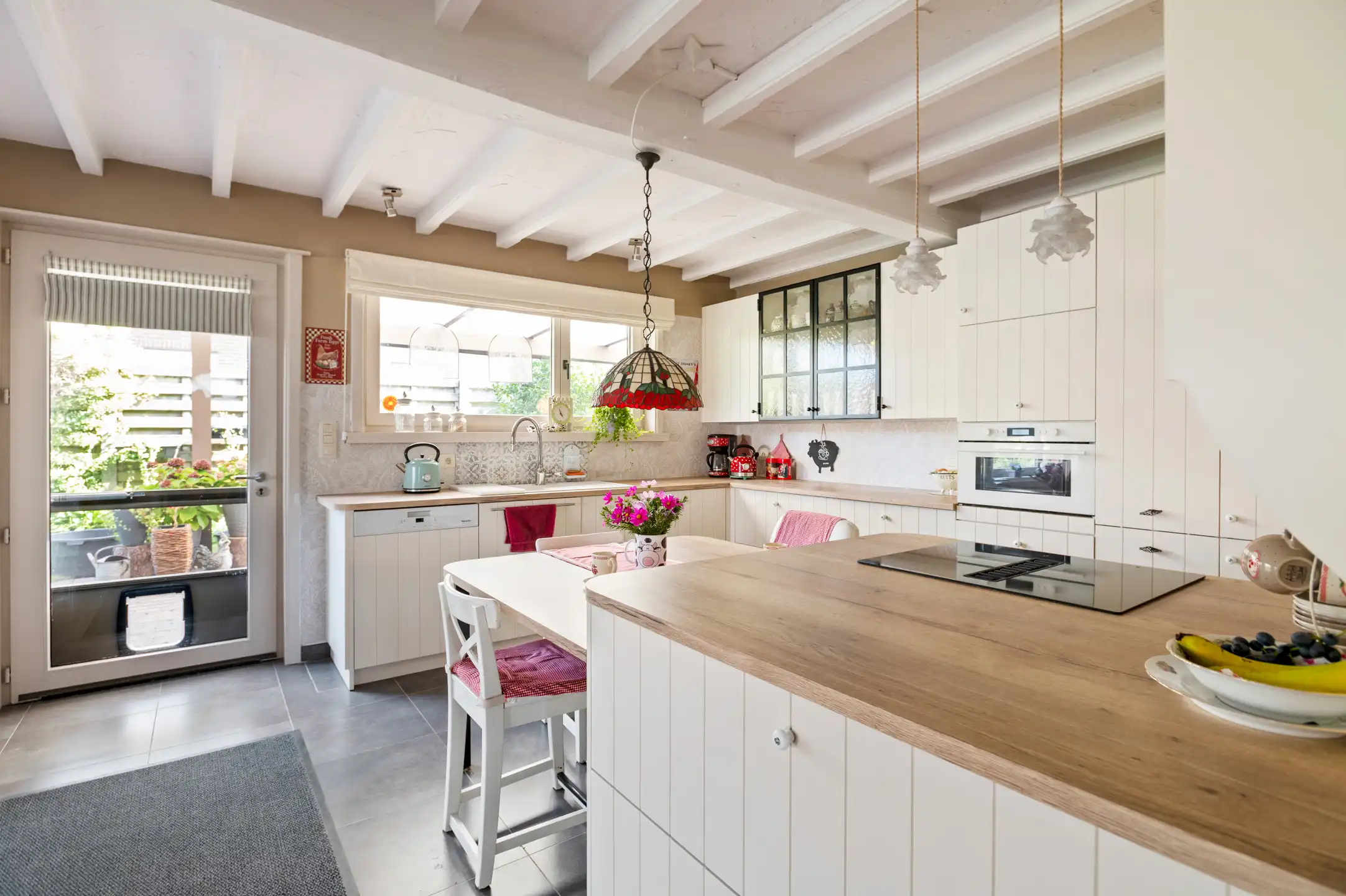 Mooie open bebouwing met knappe tuin in een rustige woonwijk foto 5