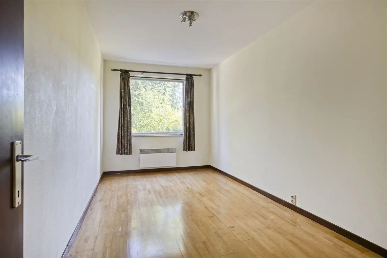 Super gelegen gelijkvloers appartement met voortuintje en garage foto 16