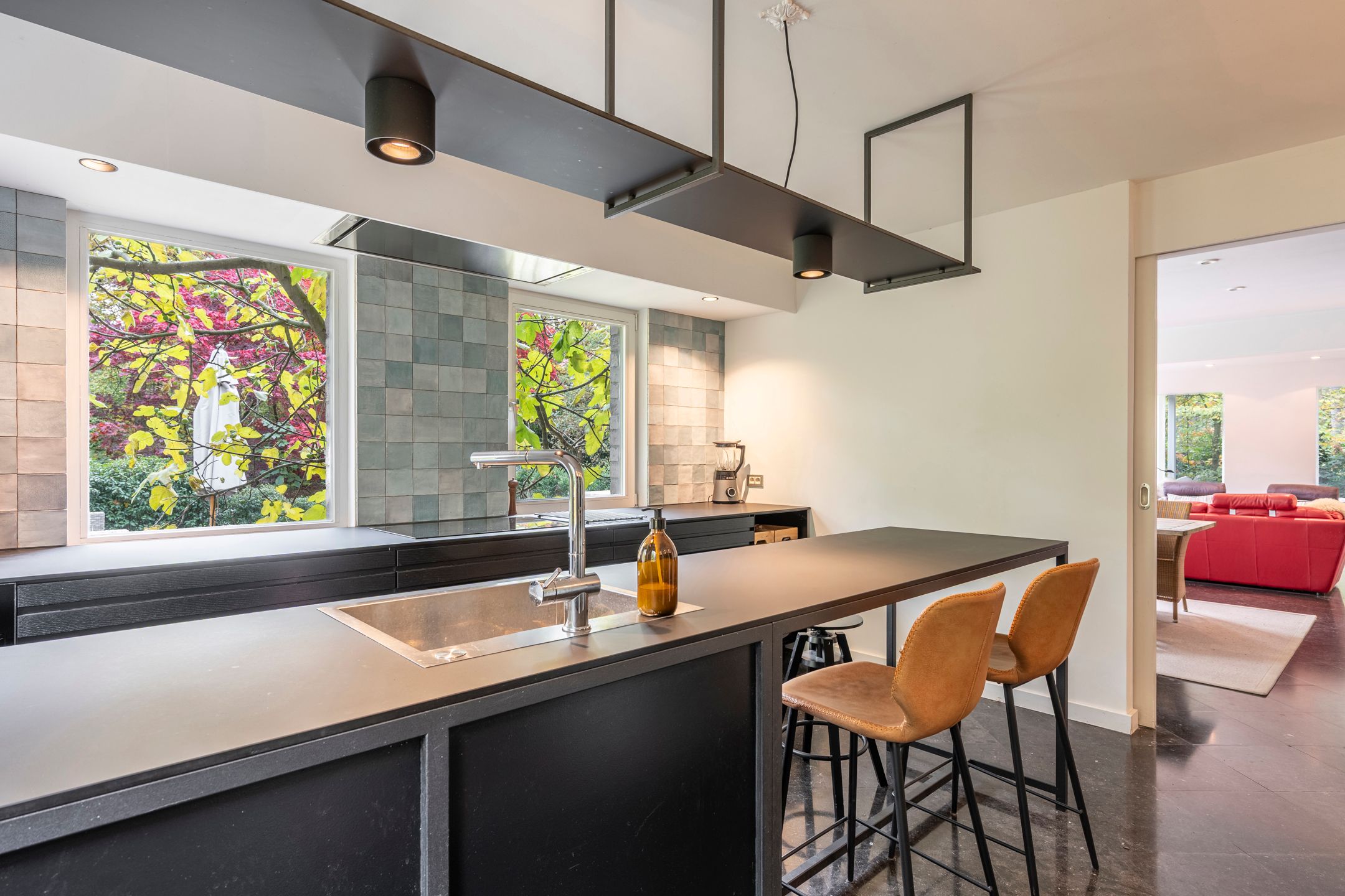 Woning met zwembad op zuidgericht perceel van ca. 2145 m² foto 10