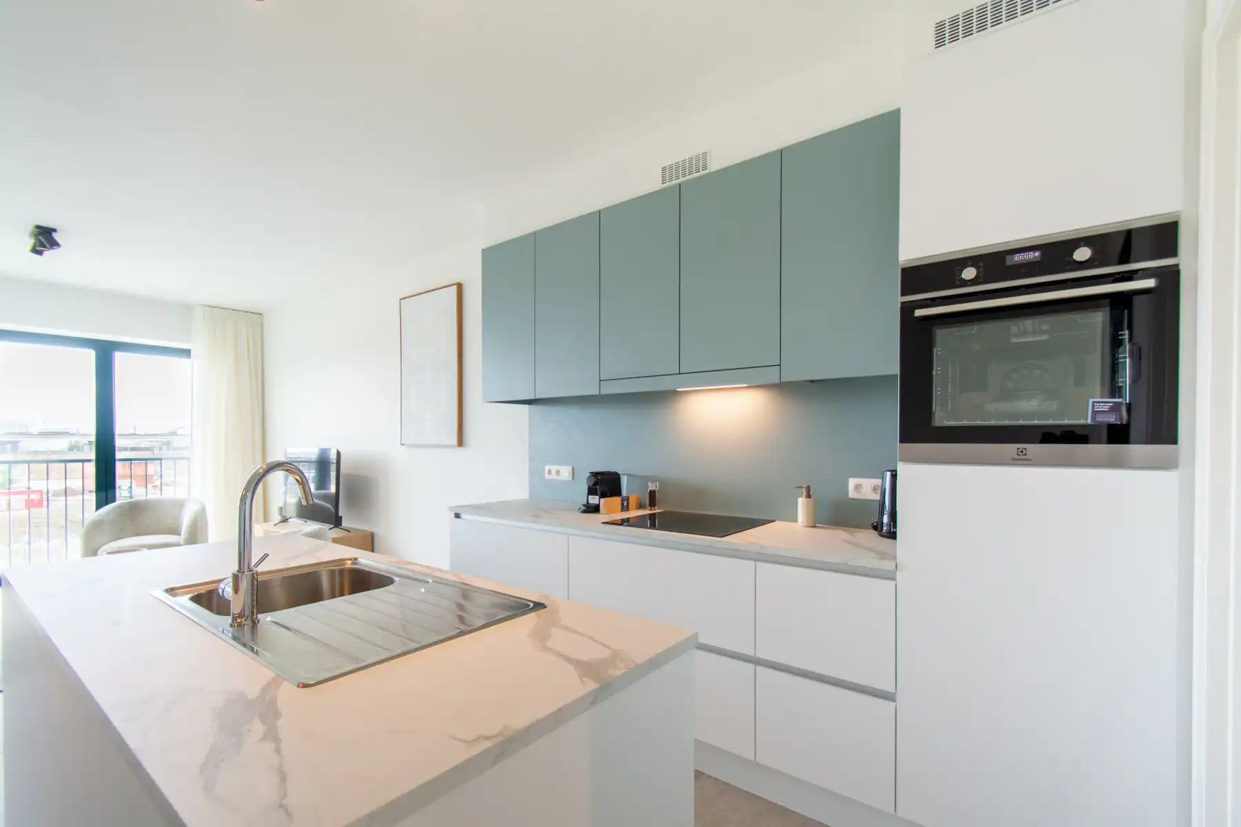 Prachtig modern en gemeubeld appartement met 2slpk en balkon foto 9