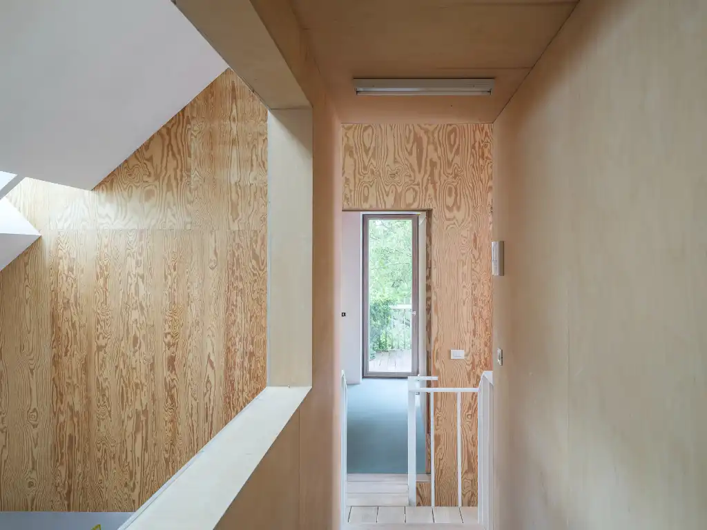 Uniek vastgoed! Exclusieve en creatieve site met twee kantoorruimtes, een polyvalent handelspand, een short-staystudio en een bijzonder architecturale split-levelwoning met ruime tuin, op een boogscheut van het stadscentrum. foto 24