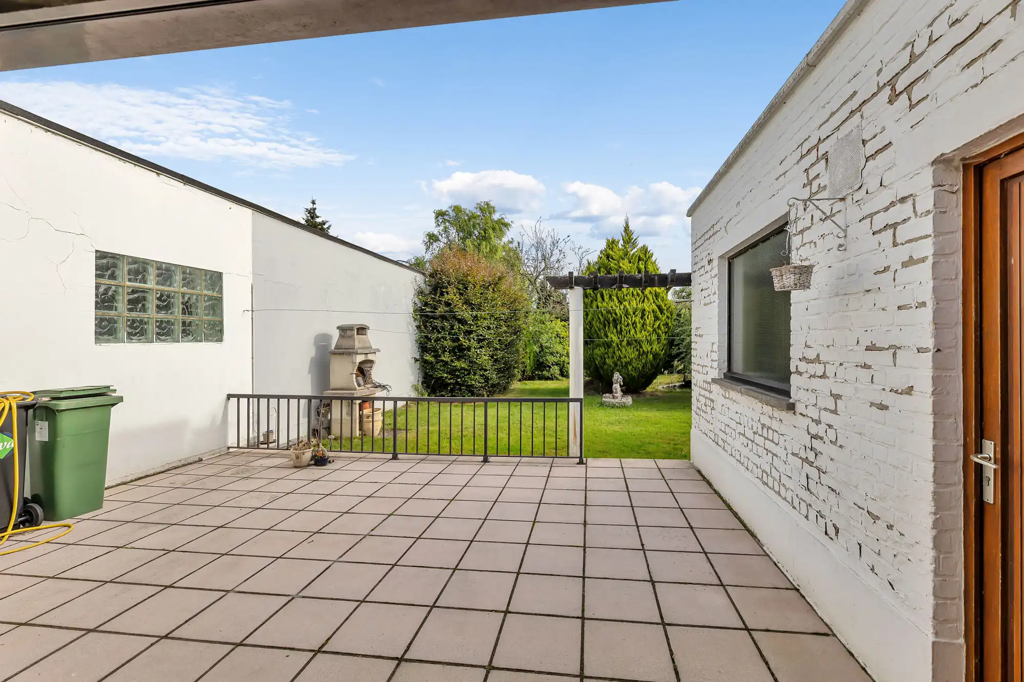 Robuuste woning met ruime garage en tuin foto 22