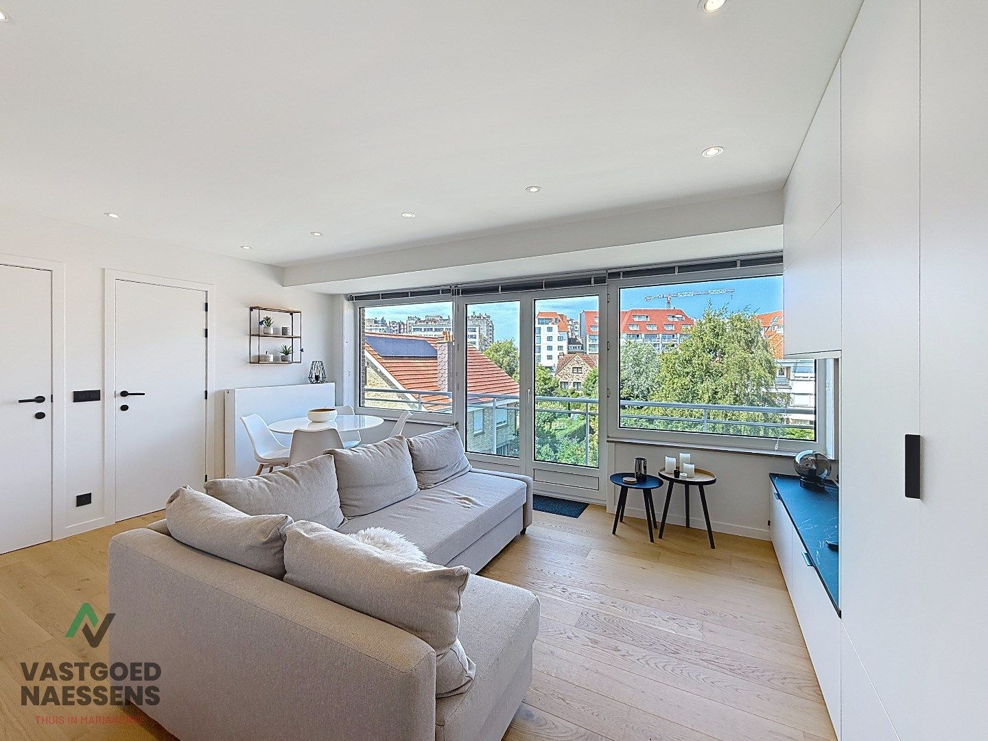 SCHITTEREND VERNIEUWDE STUDIO MET SLAAPHOEK VLAKBIJ ZEEDIJK  foto 2