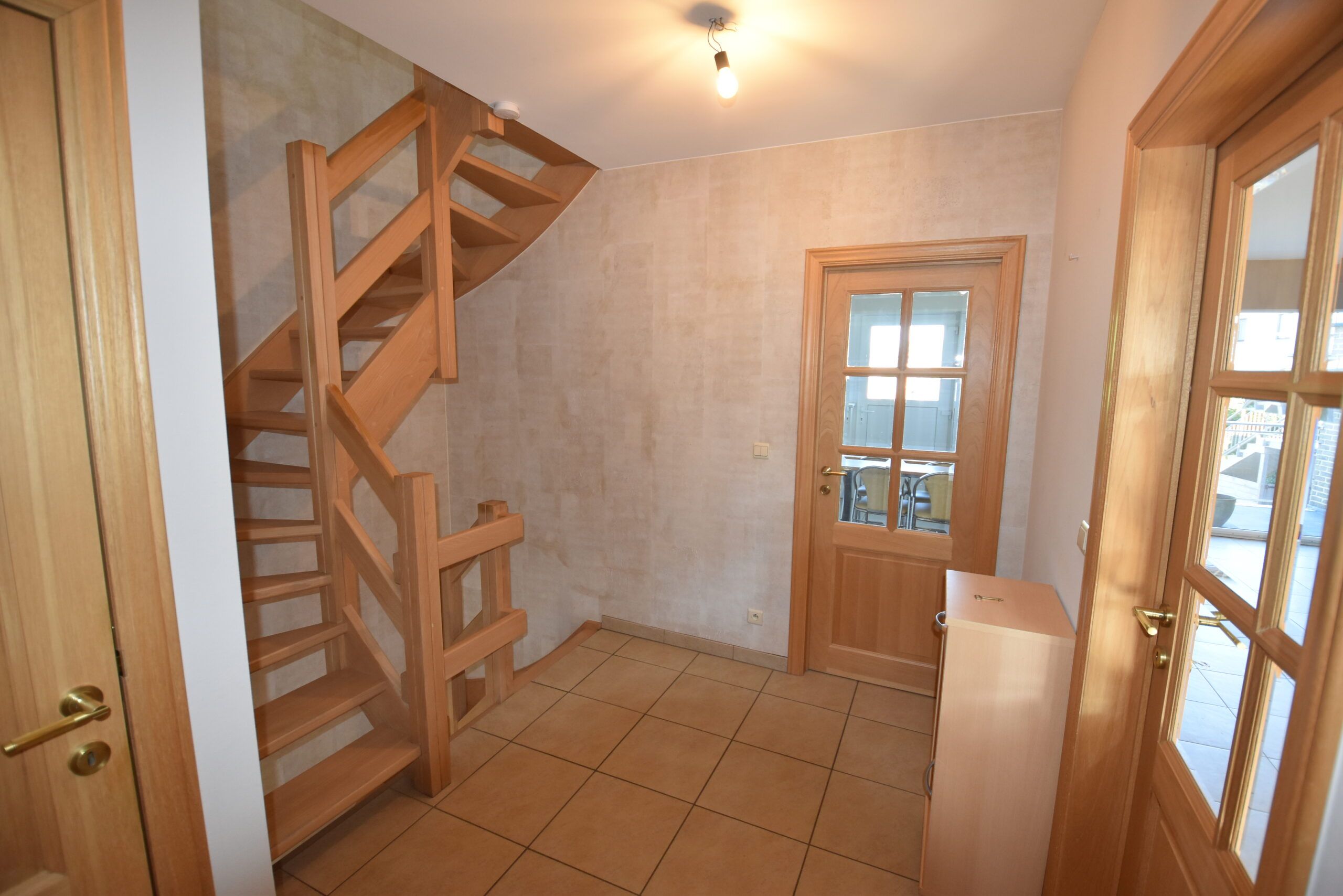 Woning met 3 slaapkamers, zeer ruime garage, 2 terrassen en tuin. foto 6