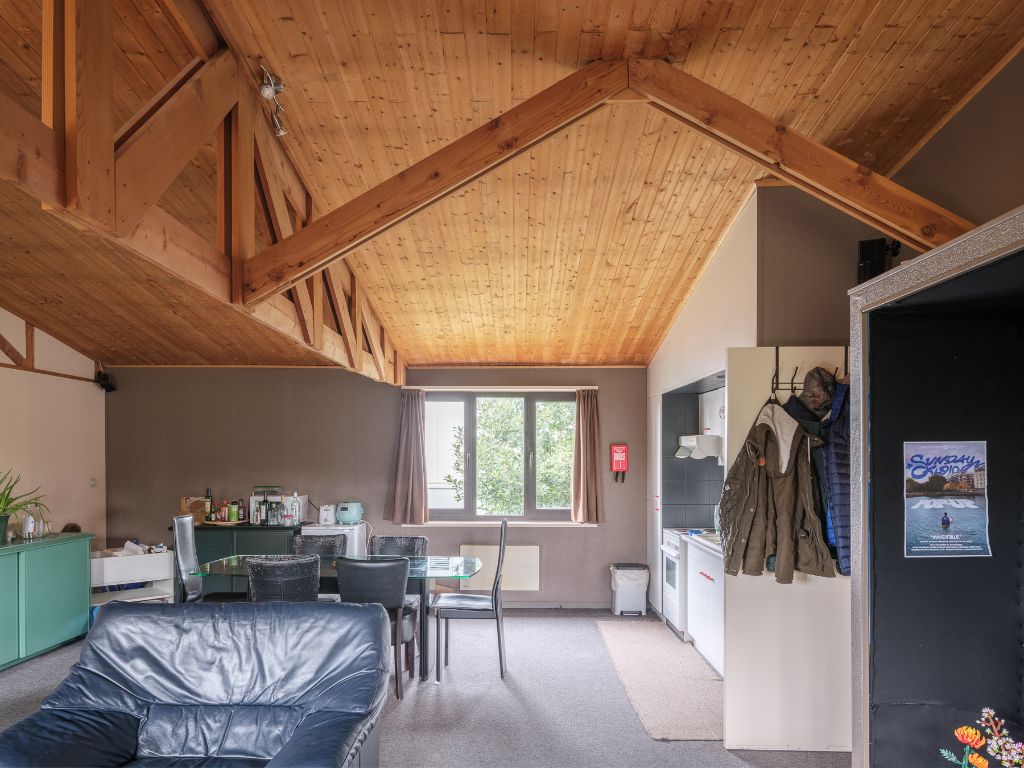 Merelbeke – Op te frissen, ruime architecturale woning (bvo 396 m2) met polyvalente mogelijkheden en bovengelegen zorgwoning op een groen perceel van 1.294m2. foto 16