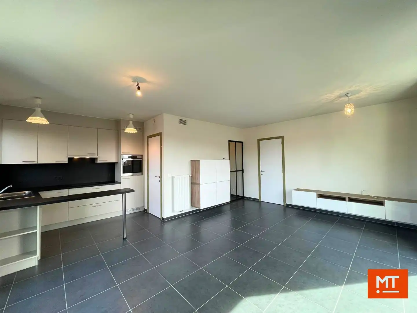 Instapklaar éénslaapkamerappartement met groot terras en ondergrondse staanplaats te huur in Izegem foto 3