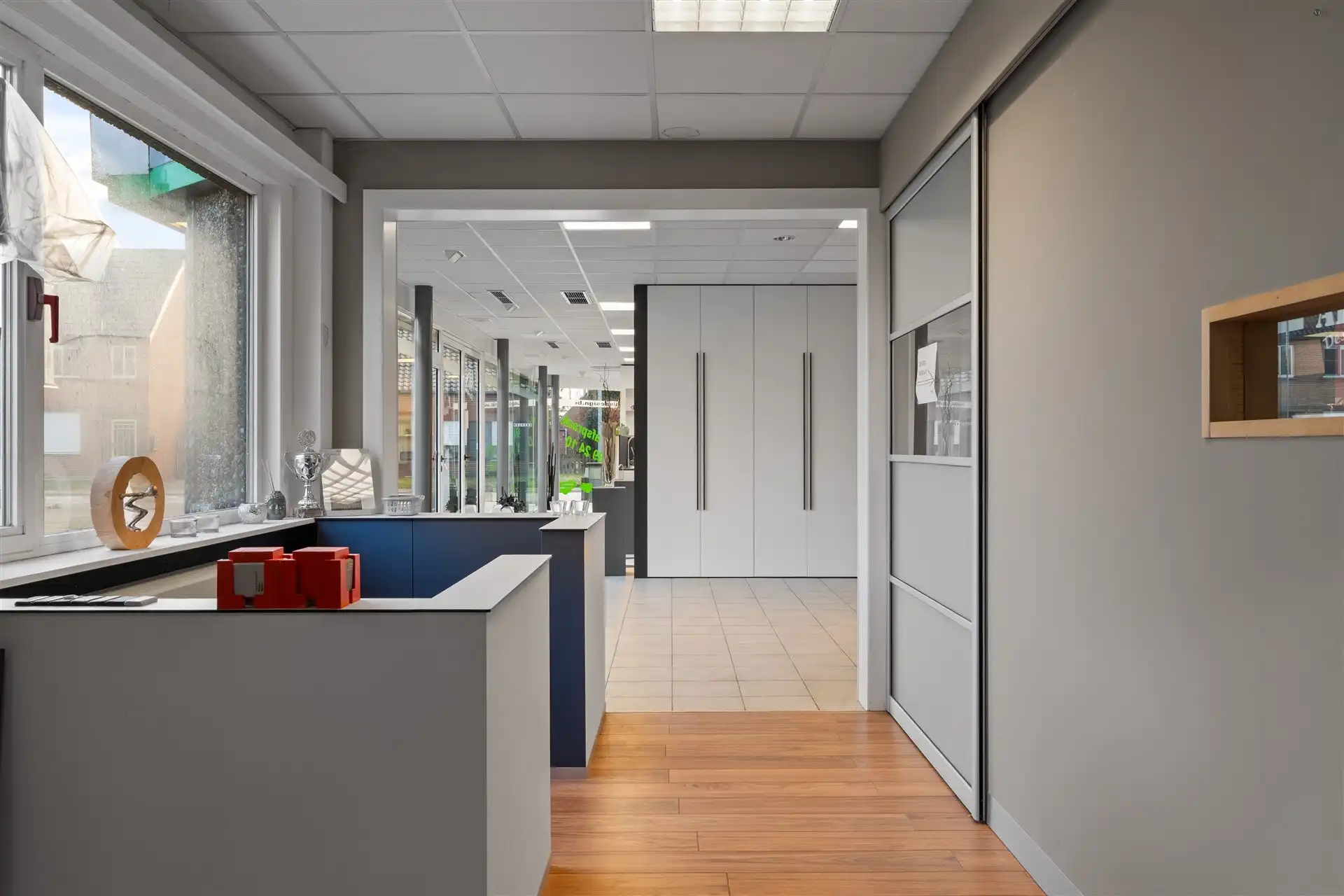 Ruim magazijn + showroom van samen 653m² groot foto 17