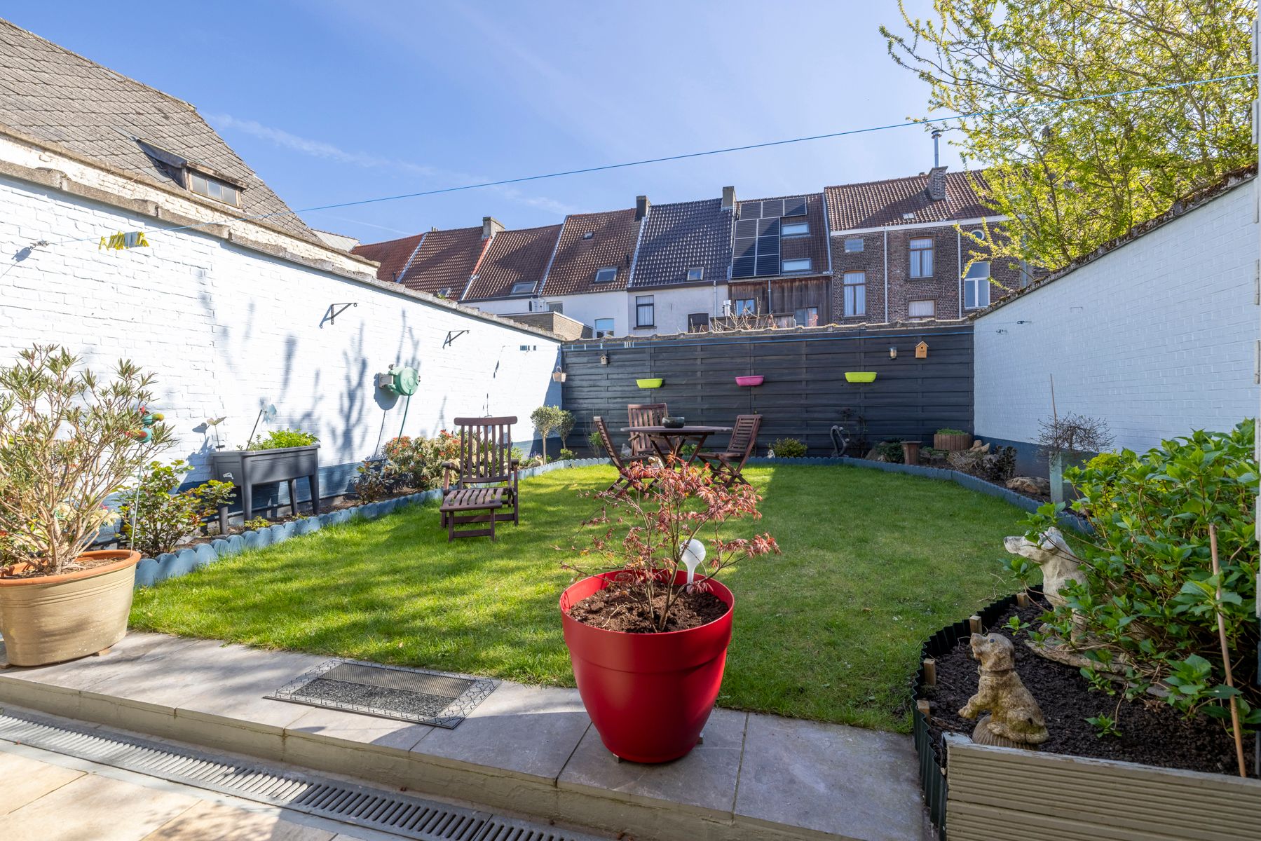 Ruime woning met 5 slpk, garage en zongerichte tuin te koop! foto 3