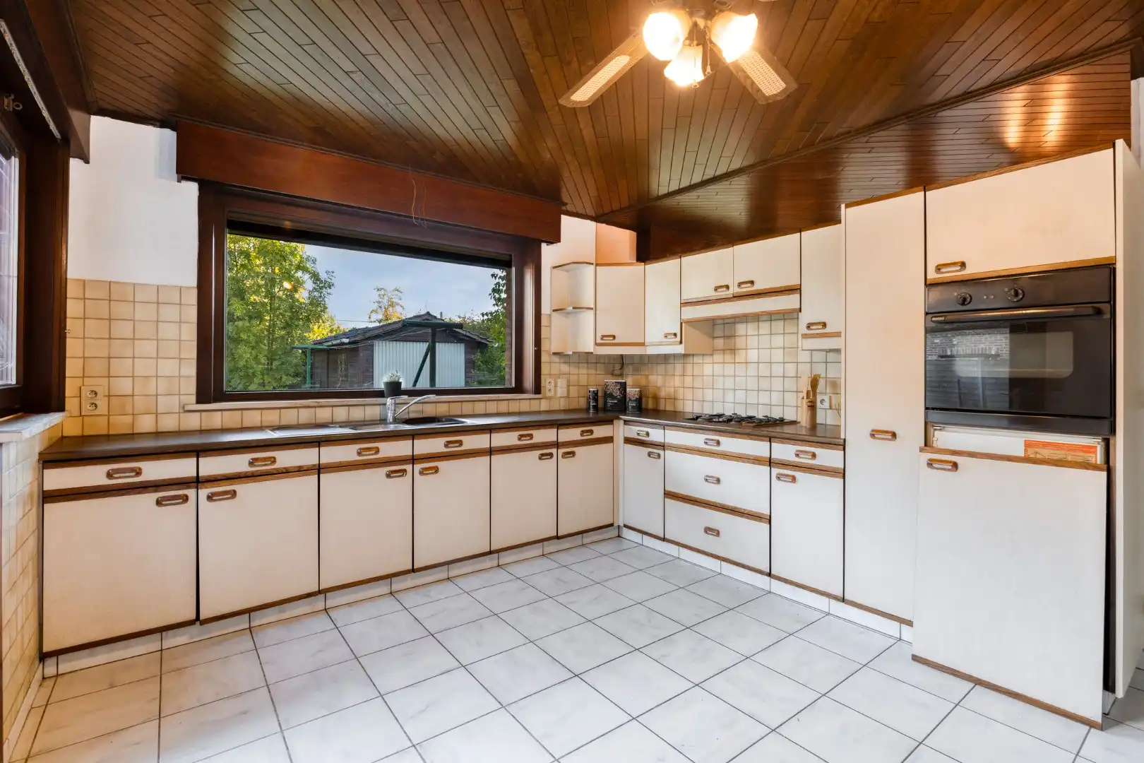 Vrijstaande woning met licht, ruimte en veel potentieel foto 7