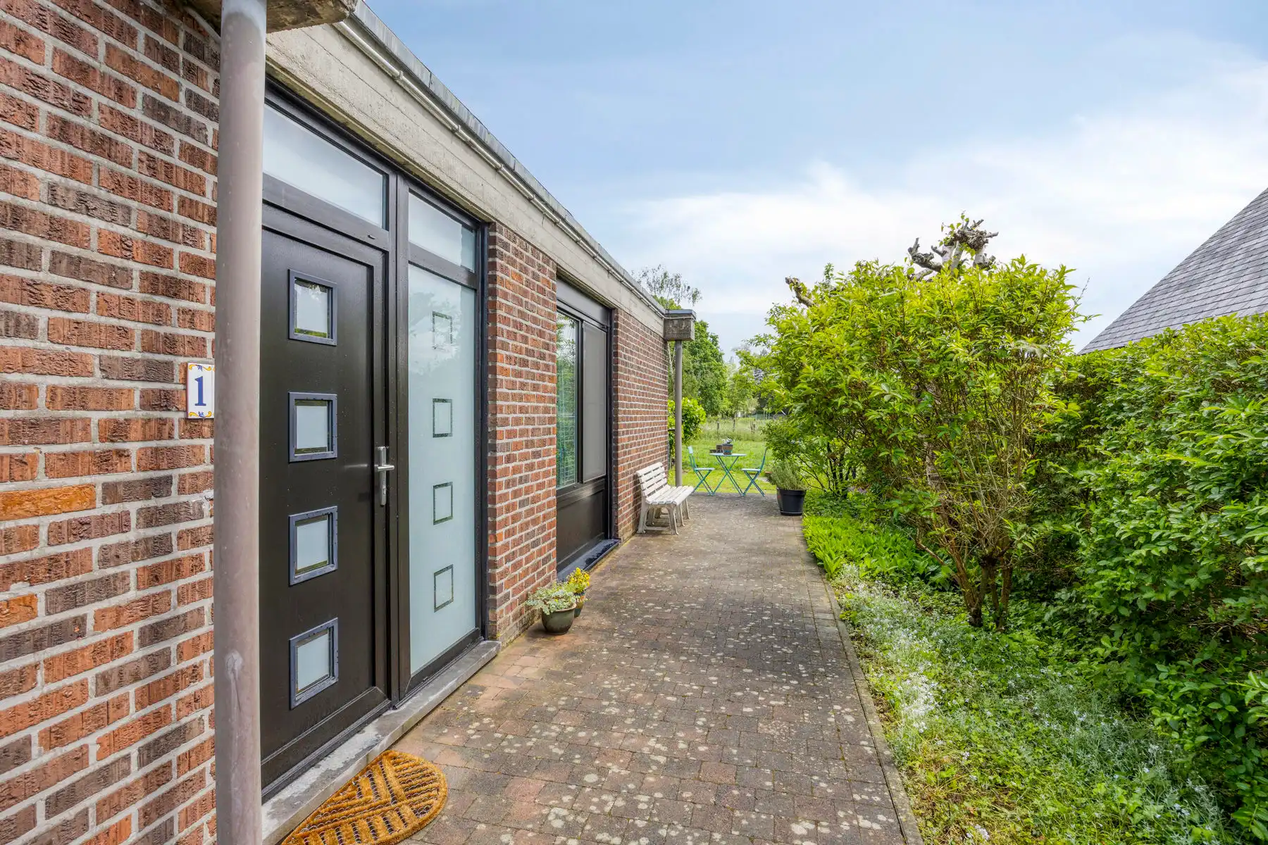 Bungalow met 4 slaapkamers, zonnepanelen, tuin en garage foto 4