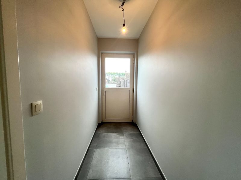 RECENTE WONING MET DRIE SLAAPKAMERS - ZONOVERGOTEN TUIN EN GARAGE foto 17