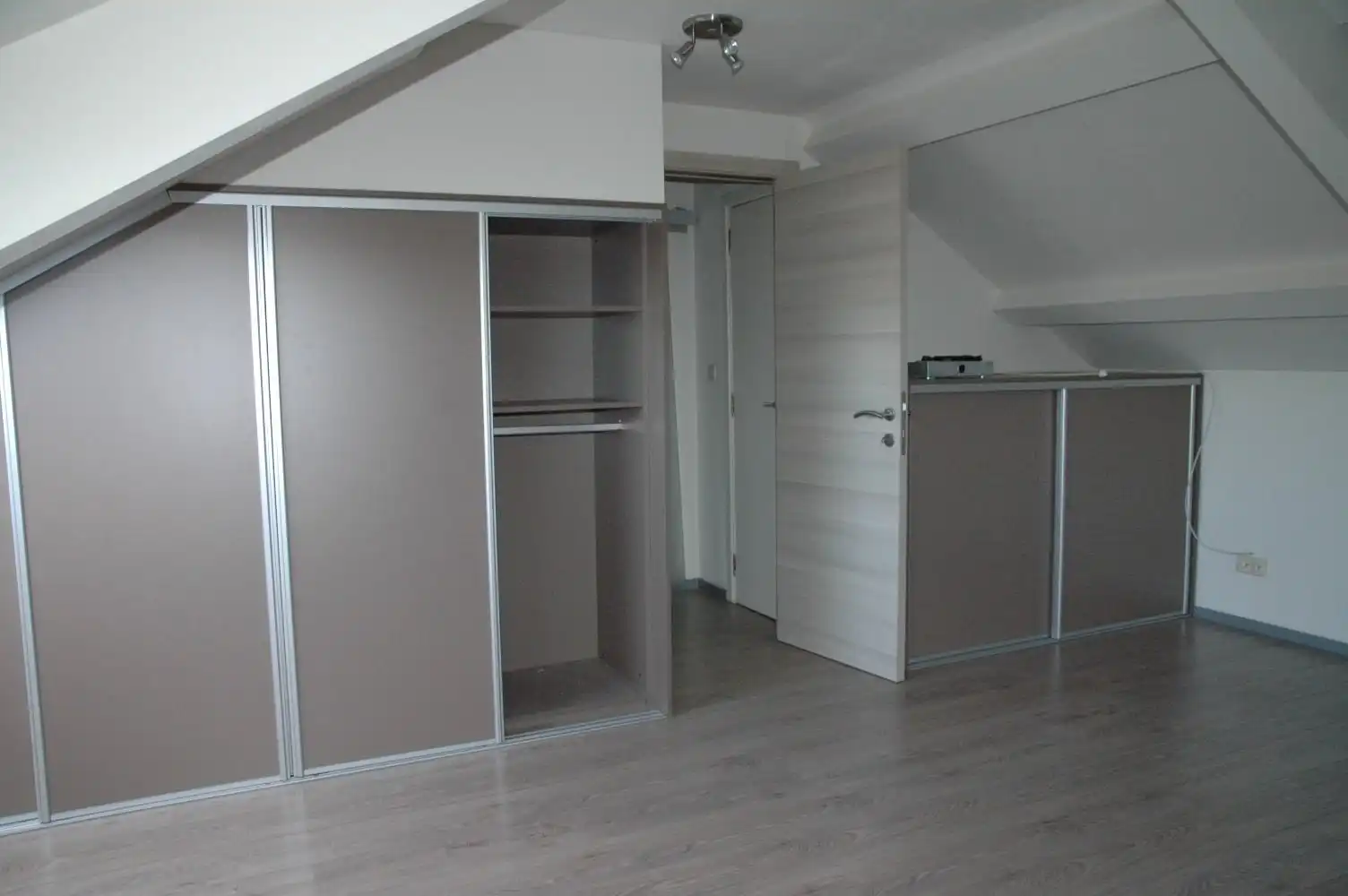 Degelijke gezinswoning met achterliggende loods/garage. foto 9