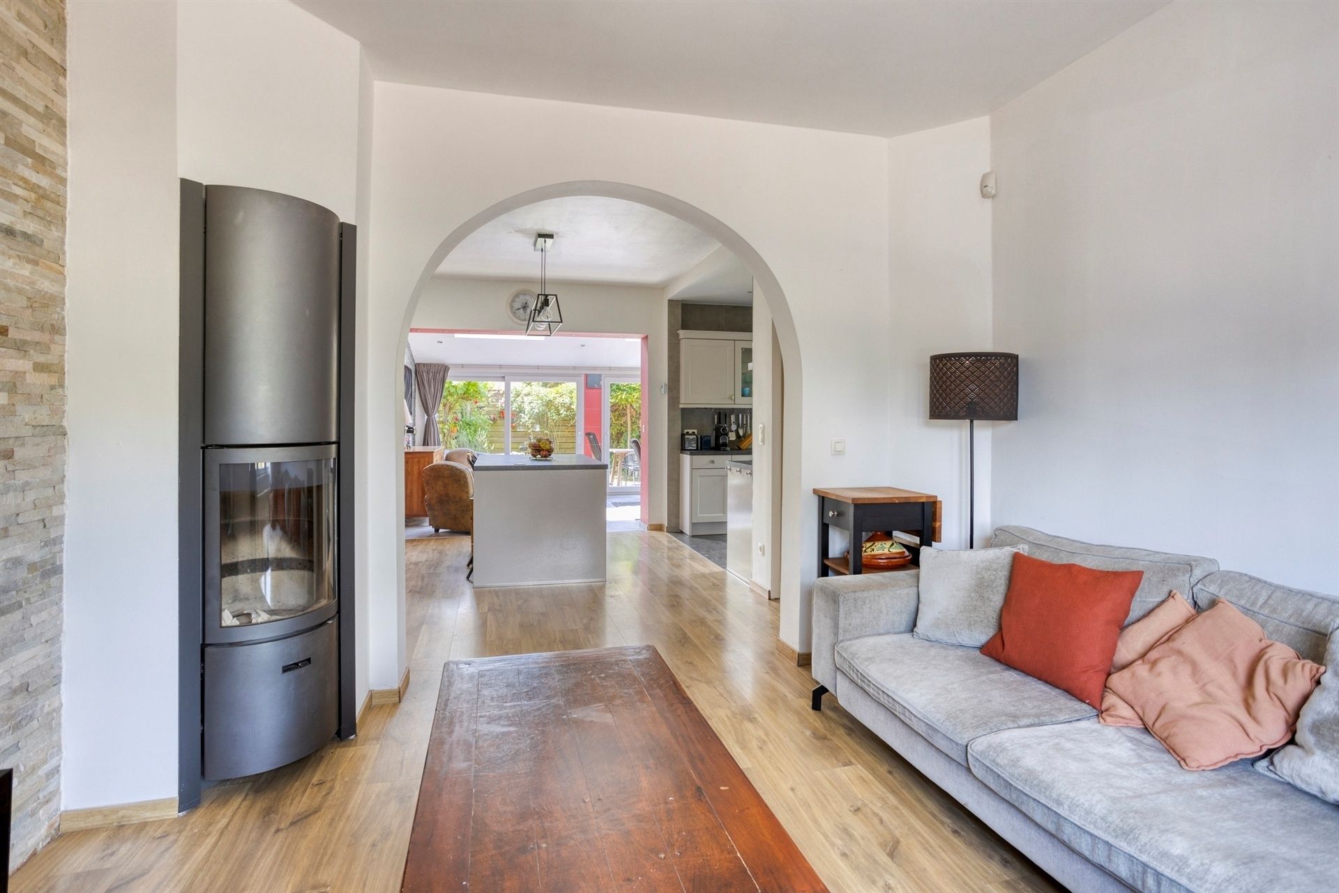Gerenoveerde woning met 3 kamers en ZW-gerichte tuin foto 3