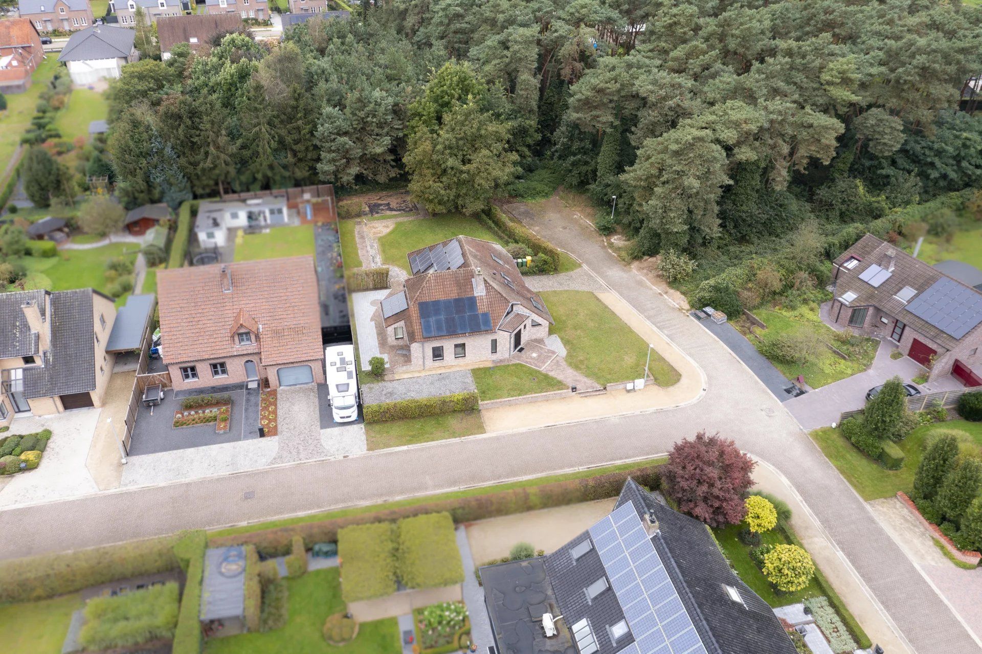 Zeer ruime A label villa met 5 slaapkamers en 2 badkamers met vergund bijgebouw van 40m² op wandelafstand van het centrum. foto 6