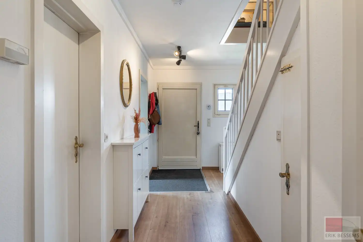 Prachtig gerenoveerde woning/landhuis (van 2011 t.e.m. 2025) gelegen op een ruim perceel van maar liefst circa 6000m2 foto 6