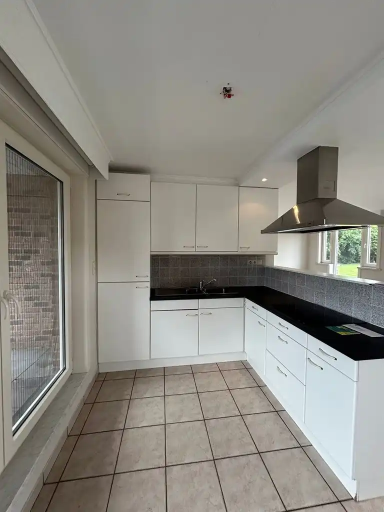 Ruim appartement met 2 slaapkamers, terras en autostaanplaats te Kinrooi.  foto 2