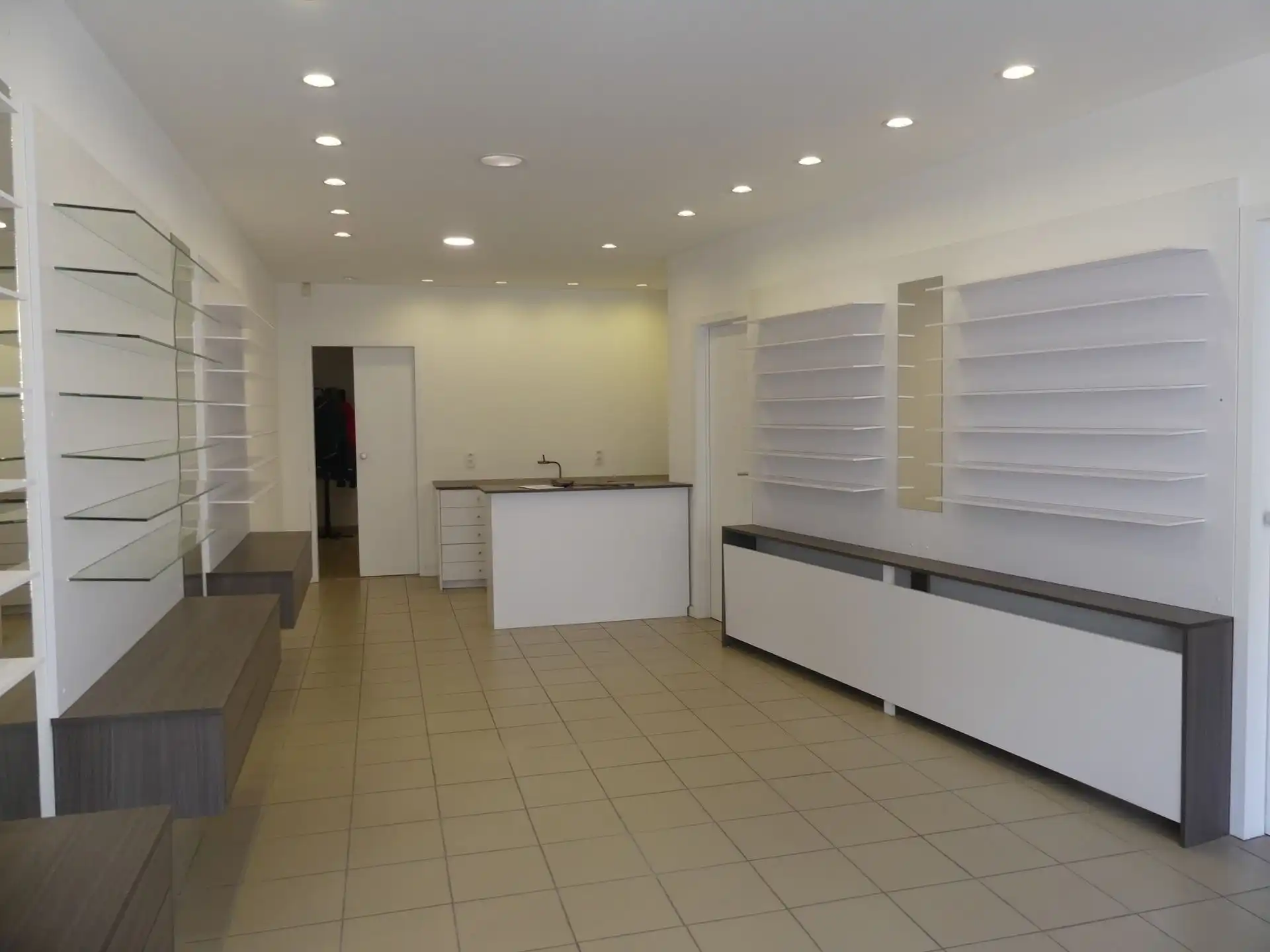 Handelshuis met appartement te koop in het centrum van Wilrijk. foto 3