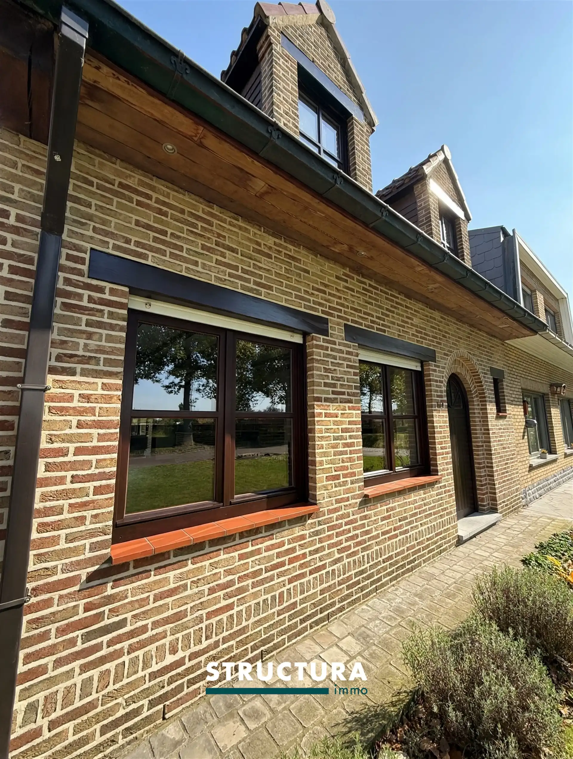 Halfopen woning met ruime garage  foto 2