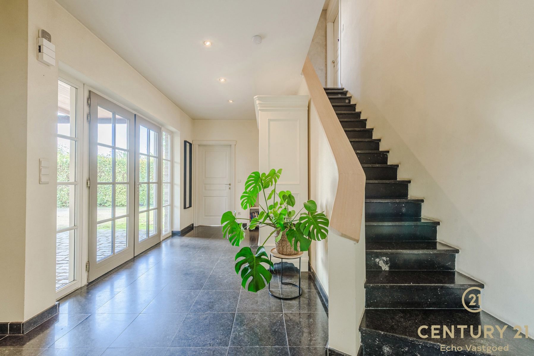 Praktisch gelegen, perfect onderhouden villa met zwembad foto 5