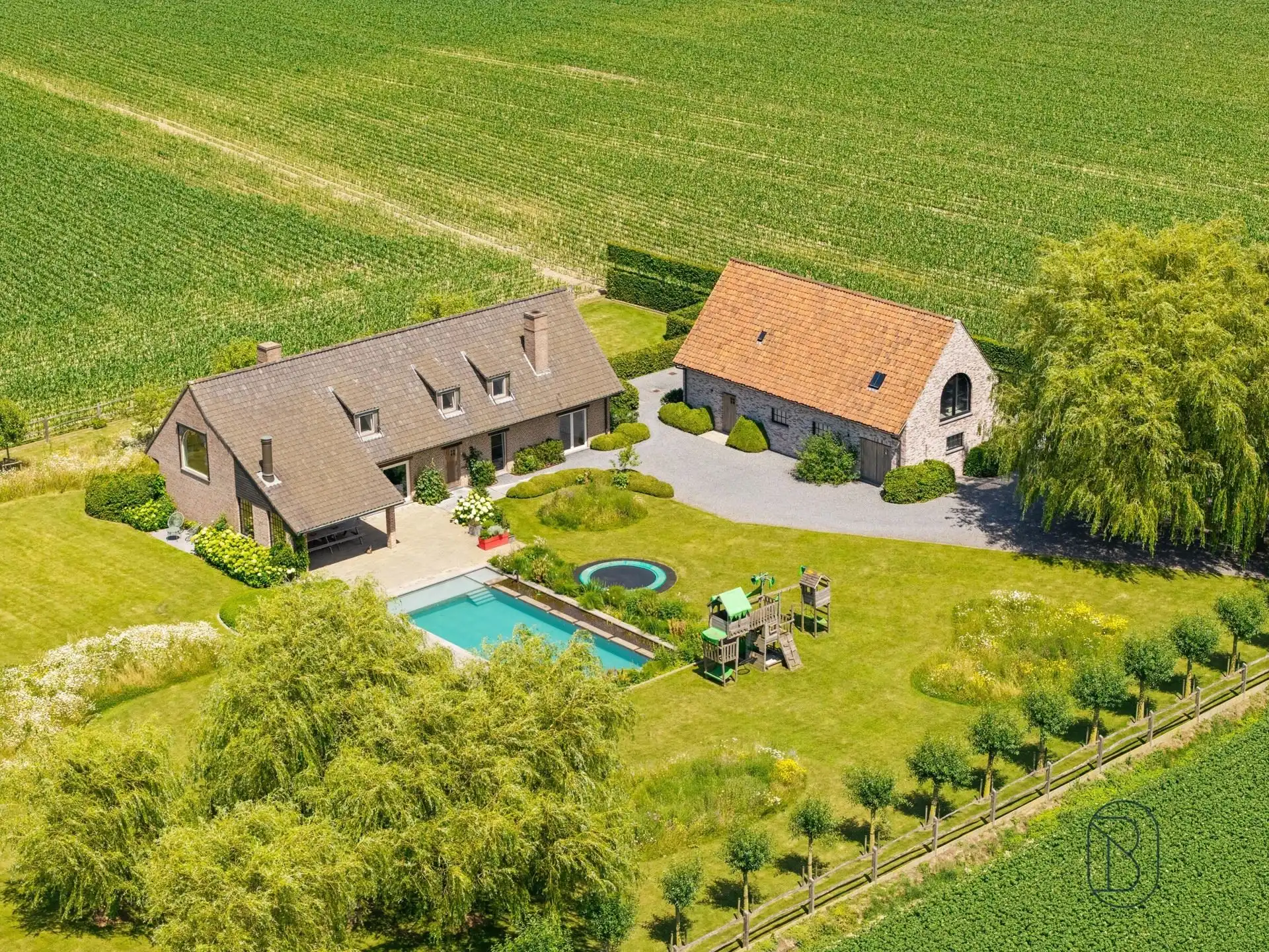 Landhuis + bijgebouw, met zwembad en privacy op 5.329 m². foto 2