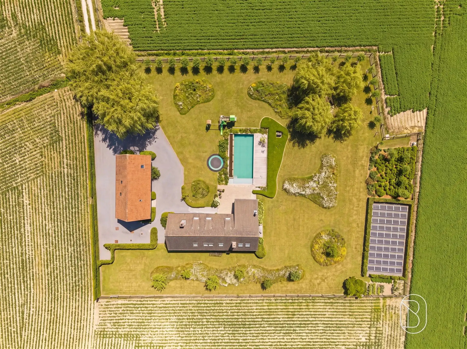 Landhuis + bijgebouw, met zwembad en privacy op 5.329 m². foto 2
