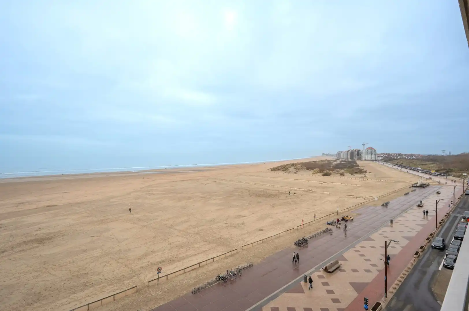 Gerenoveerd appartement met terras, twee slaapkamers en zwembad foto 2