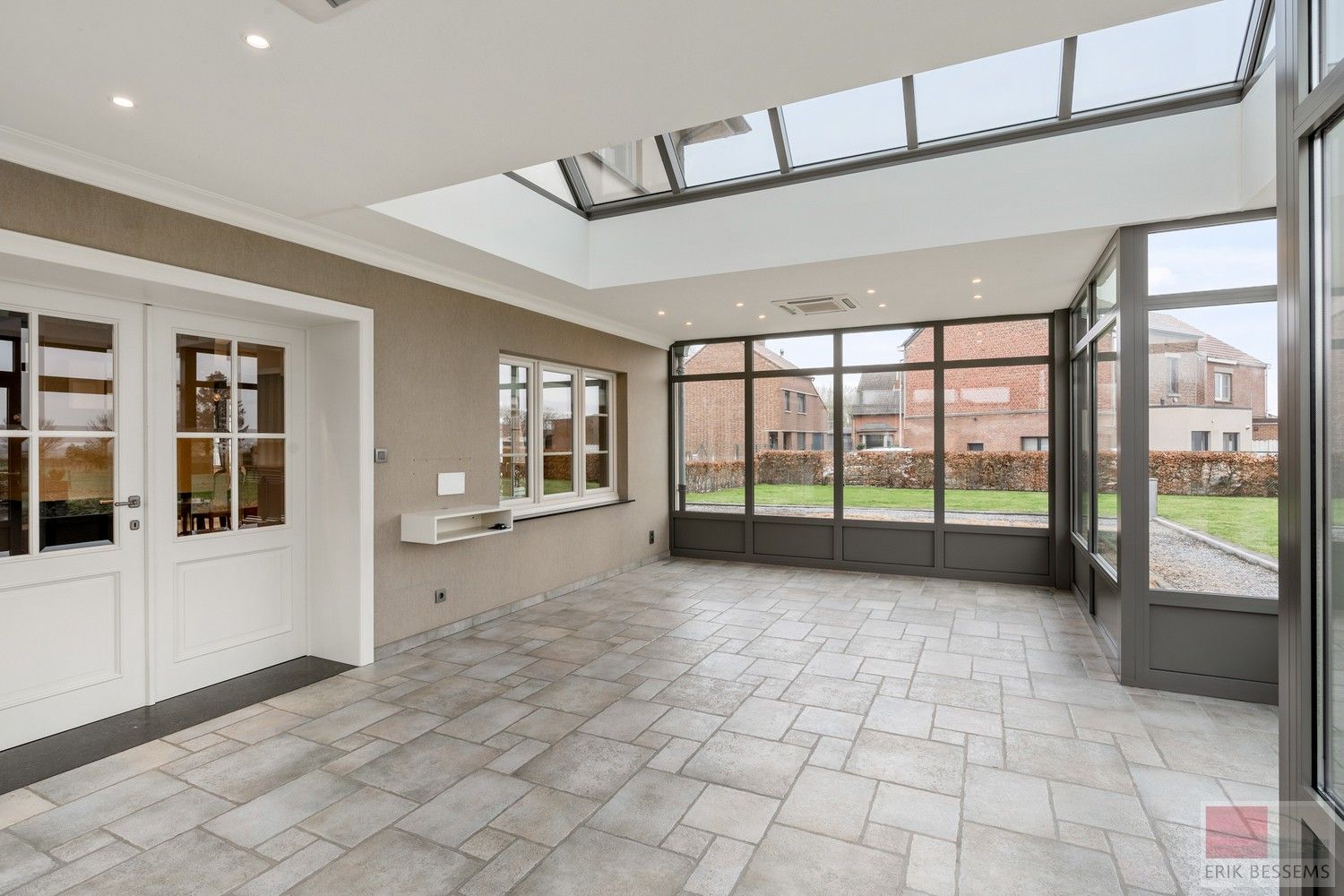 Deze ruime landelijk gelegen woning, met een woonoppervlakte van circa 287 m² en gelegen op een perceel van 3969 m², is voorzien van alle moderne comfort. foto 4