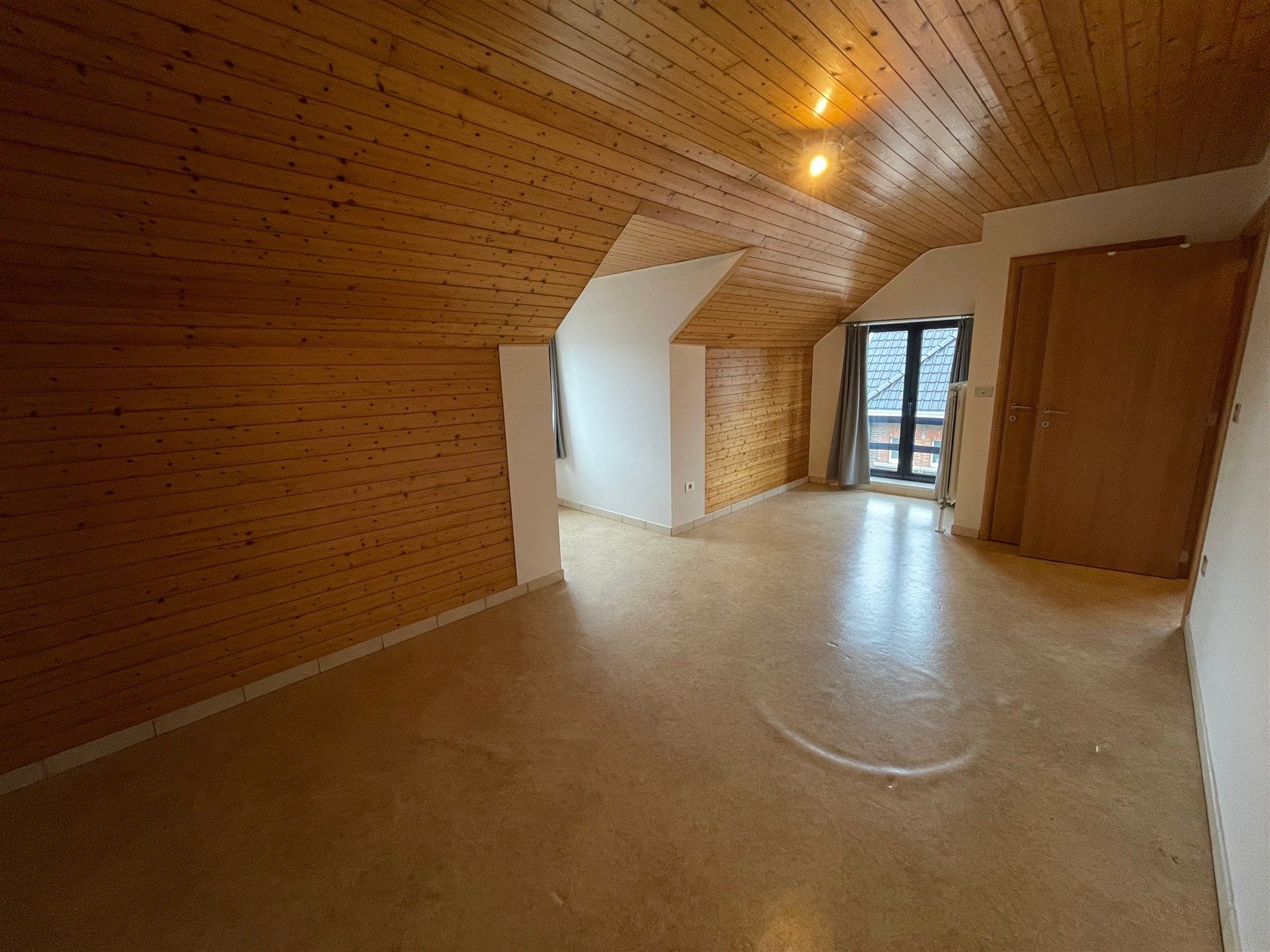 Gunstig gelegen 3 slaapkamer duplex appartement met garage.  foto 22