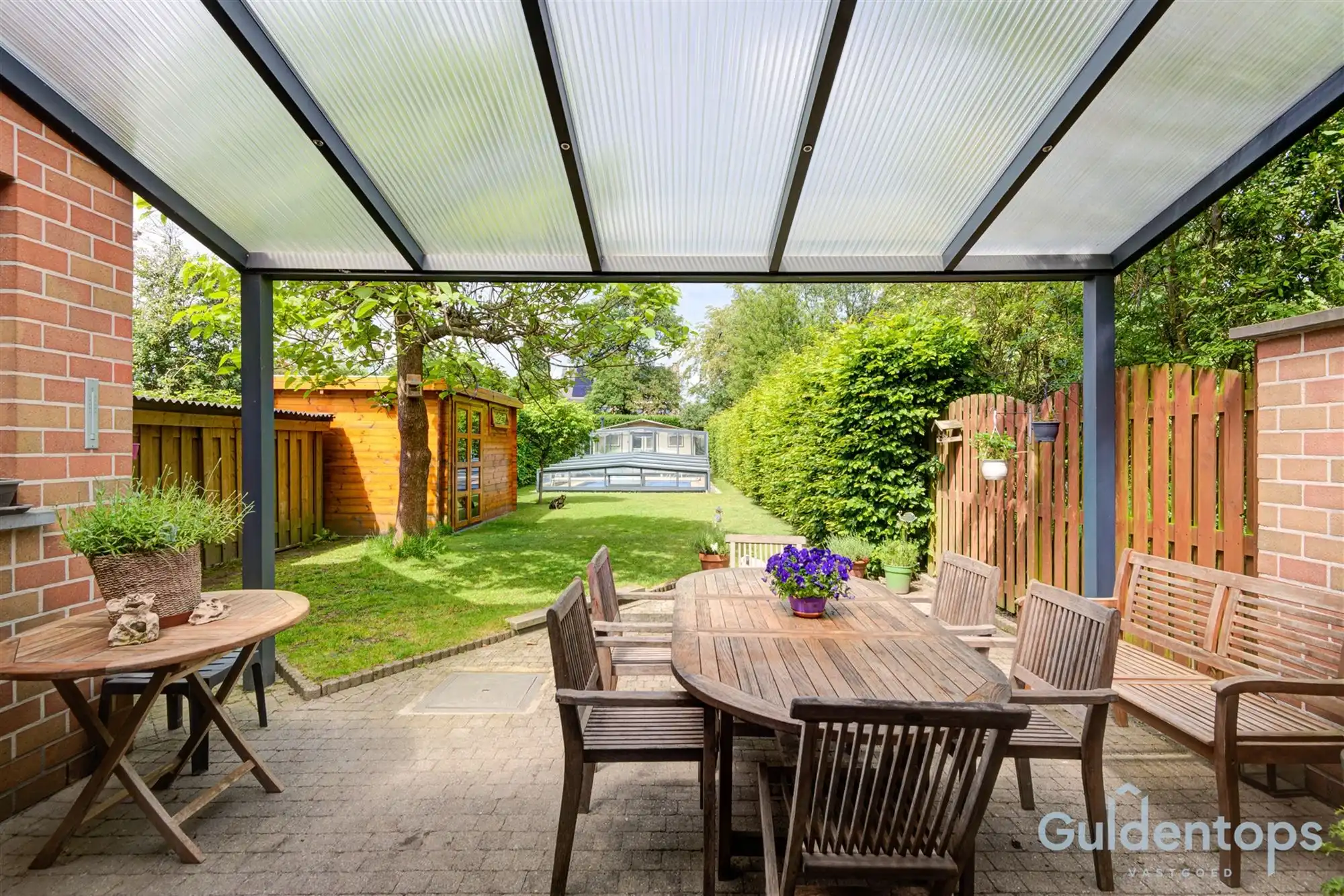 Zeer ruime instapklare half open woning met zwembad foto 2