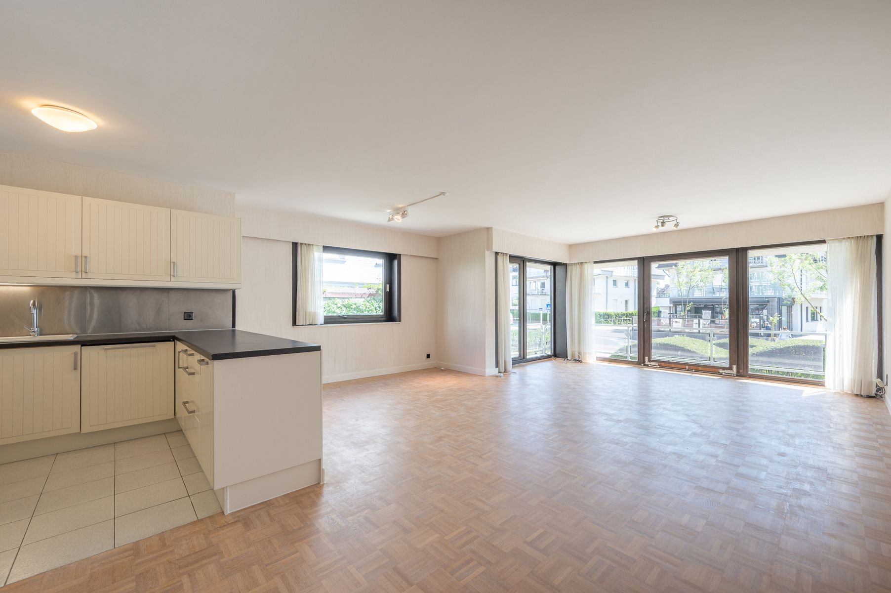 Ongemeubeld, hoekappartement nabij het Albertplein  foto 3