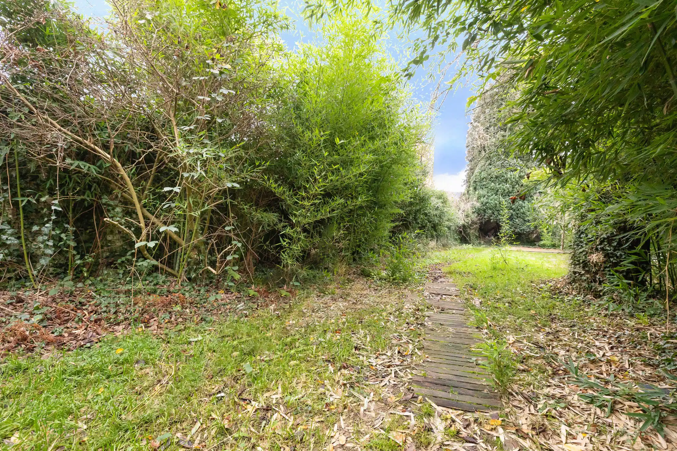 Huis met potentieel voor verkaveling van het terrein foto 11