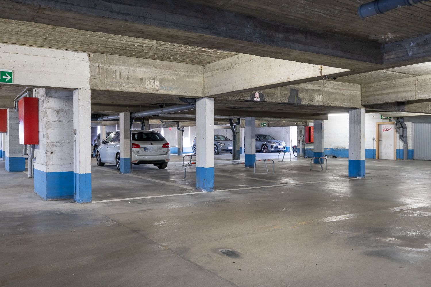 Overdekte parkeerplaats in het europacentrum foto 5