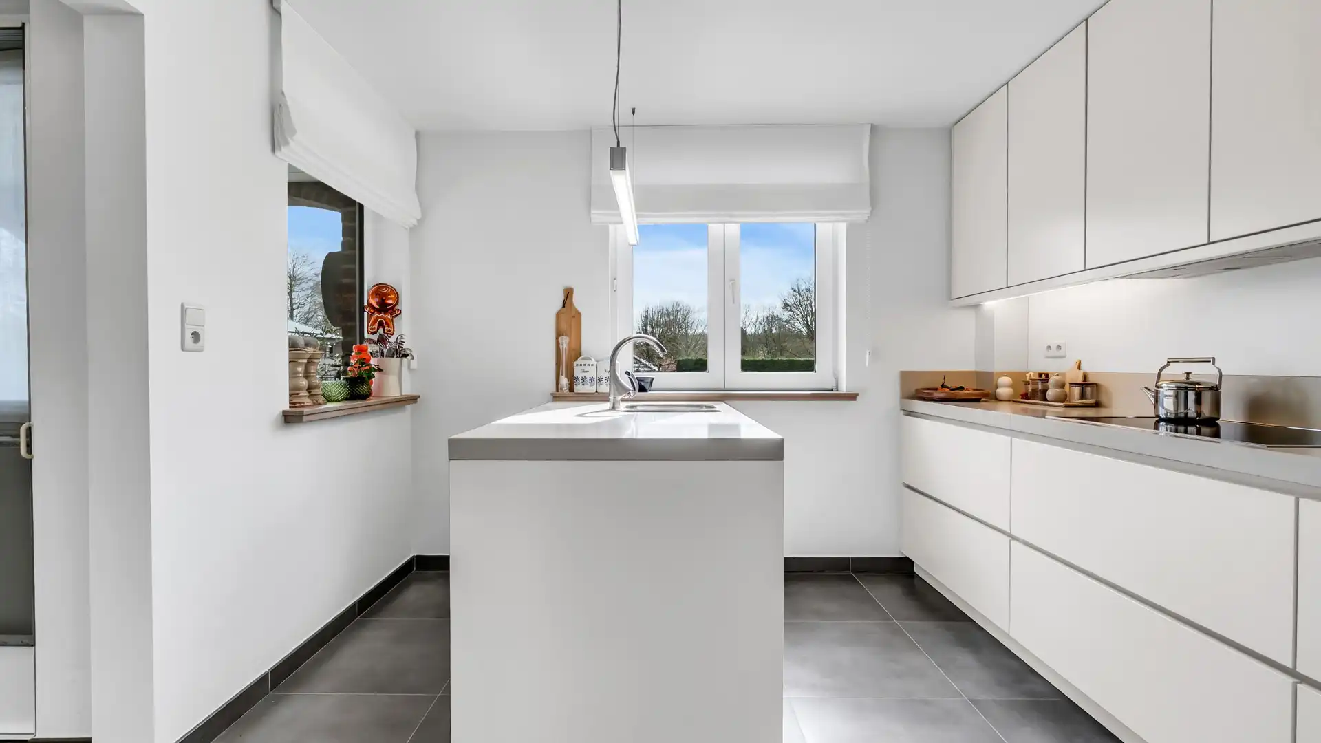 Gerenoveerd en lichtrijk appartement met 2 slkprs in As foto 10