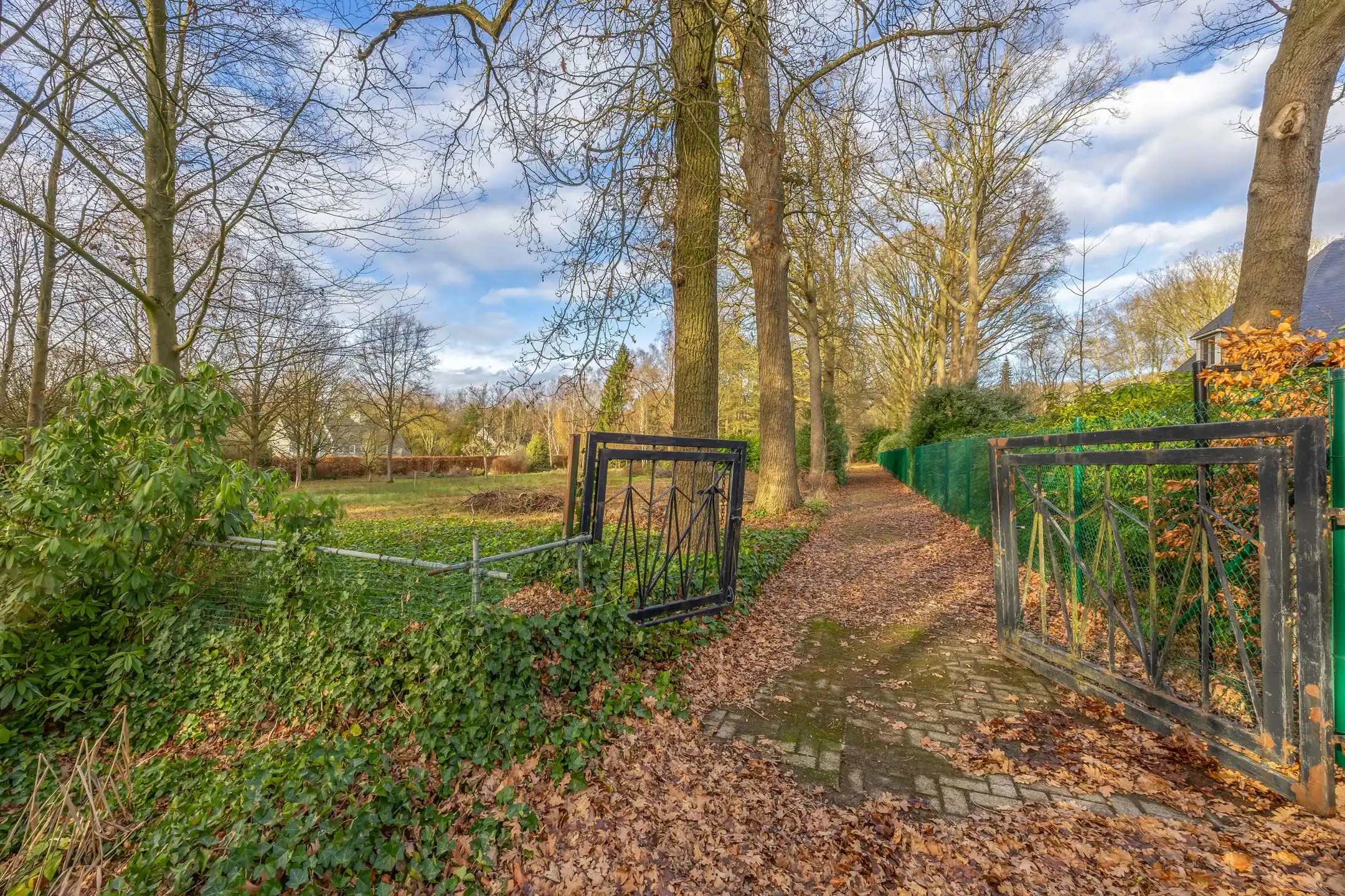 Ruime bouwgrond van 3.010 m² op centrale locatie foto 4