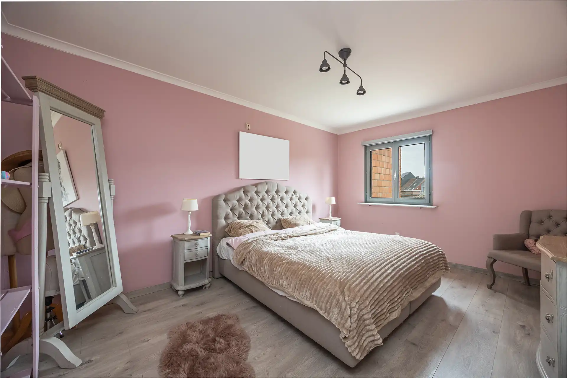 Instapklare woning met 4 slpk, veranda en tuin te Hemiksem! foto 10