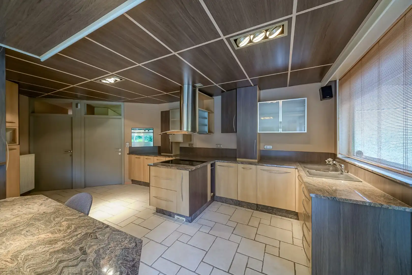 Winkelruimte met magazijn en woonst te Oostende foto 26