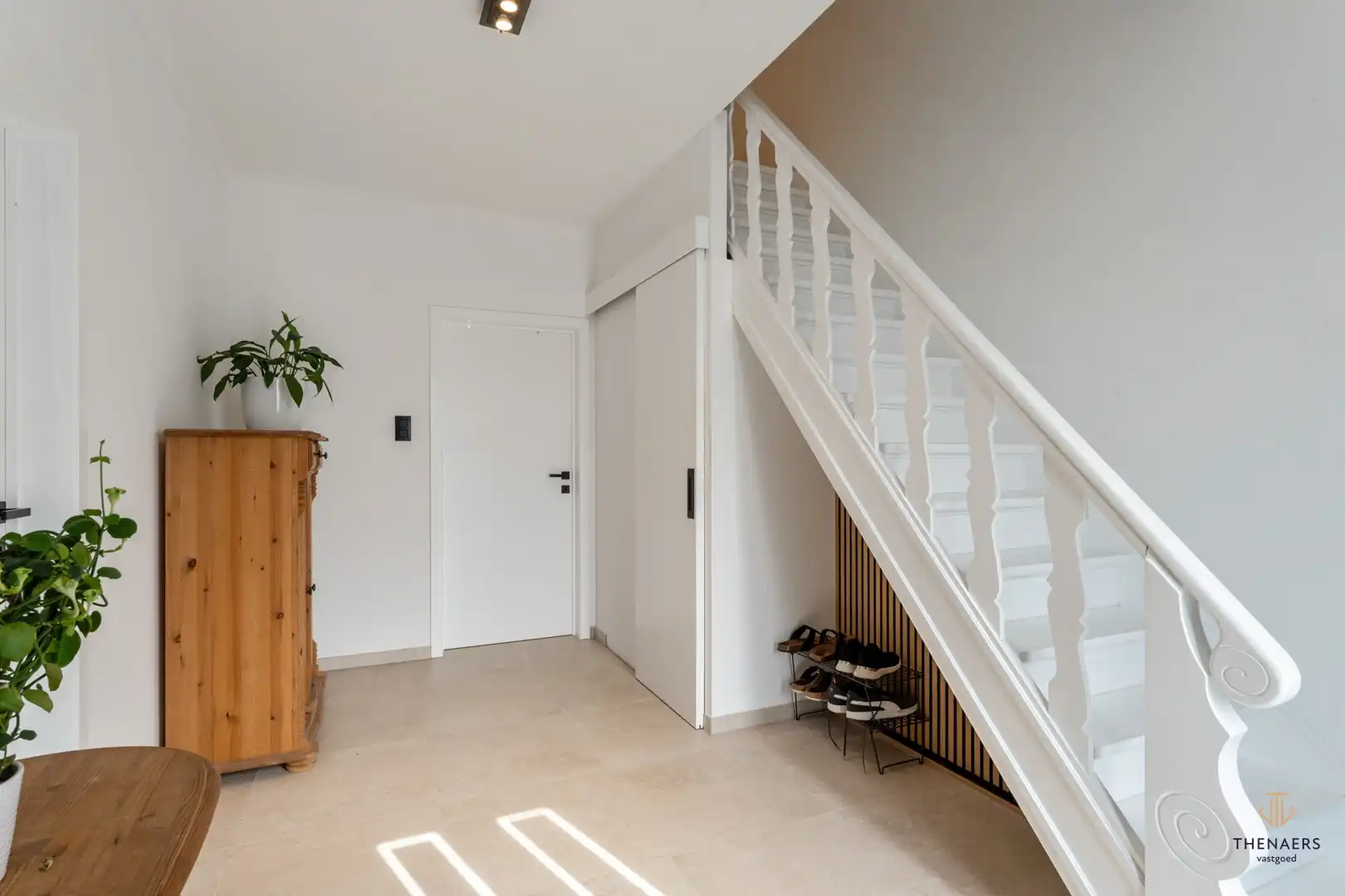 INSTAPKLARE WONING MET 3 SLAAPKAMERS, TUIN EN CARPORT. foto 17