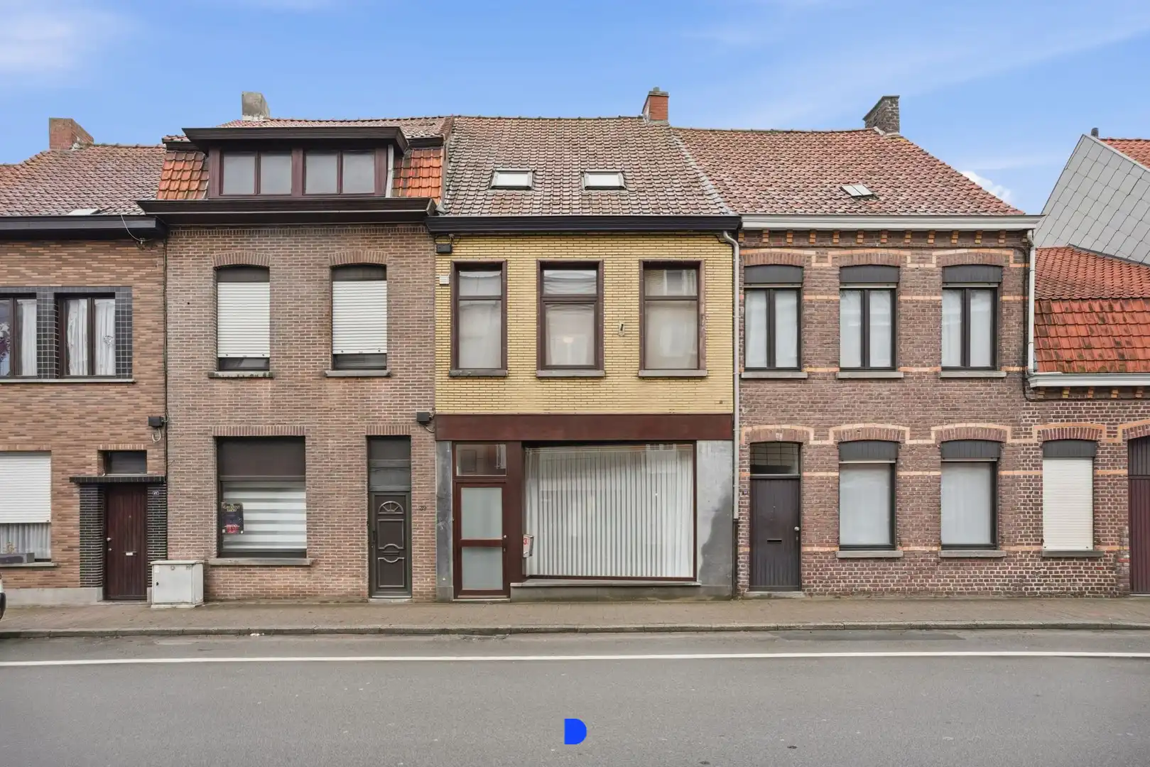 Ruime rijwoning met praktijkmogelijkheden & 2 garages in het centrum van Tielt! foto {{pictureIndex}}