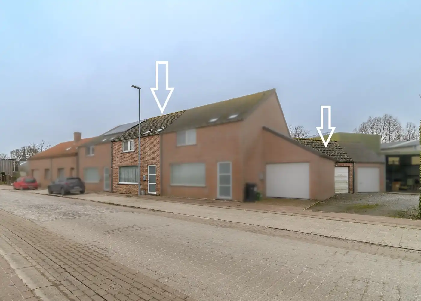 IZENBERGE: Recente rijwoning met alle comfort, 3 slaapkamers, gezellig tuintje en garage op 151m² grondopp. foto {{pictureIndex}}