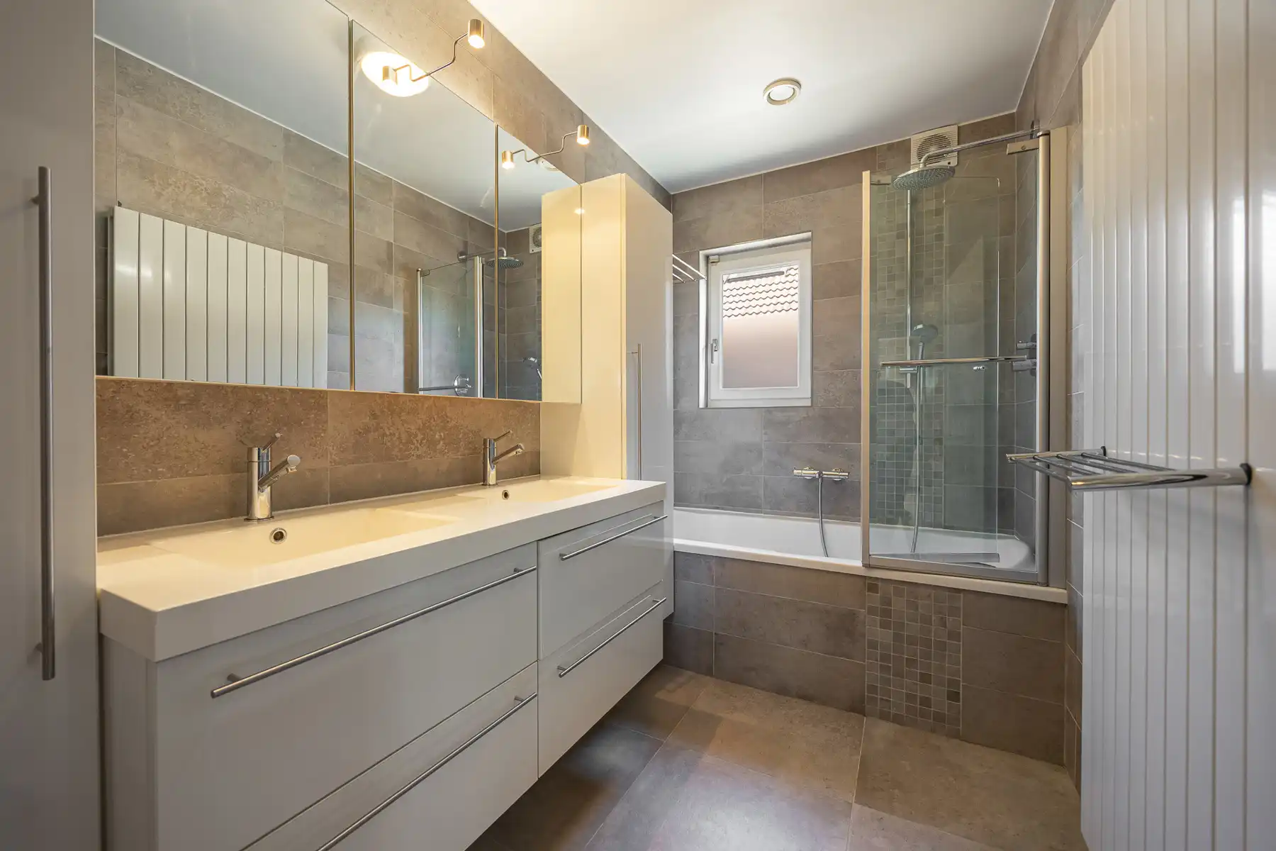 Gerenoveerde laagbouwwoning met grote opslagruimte op ca 1.374m² (opsplitsing tot 2 bouwgronden mogelijk). foto 17