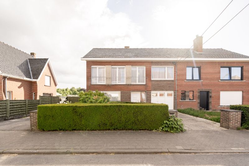 Ruime halfopen bebouwing met twee garages en zonnige tuin in rustige omgeving! foto {{pictureIndex}}