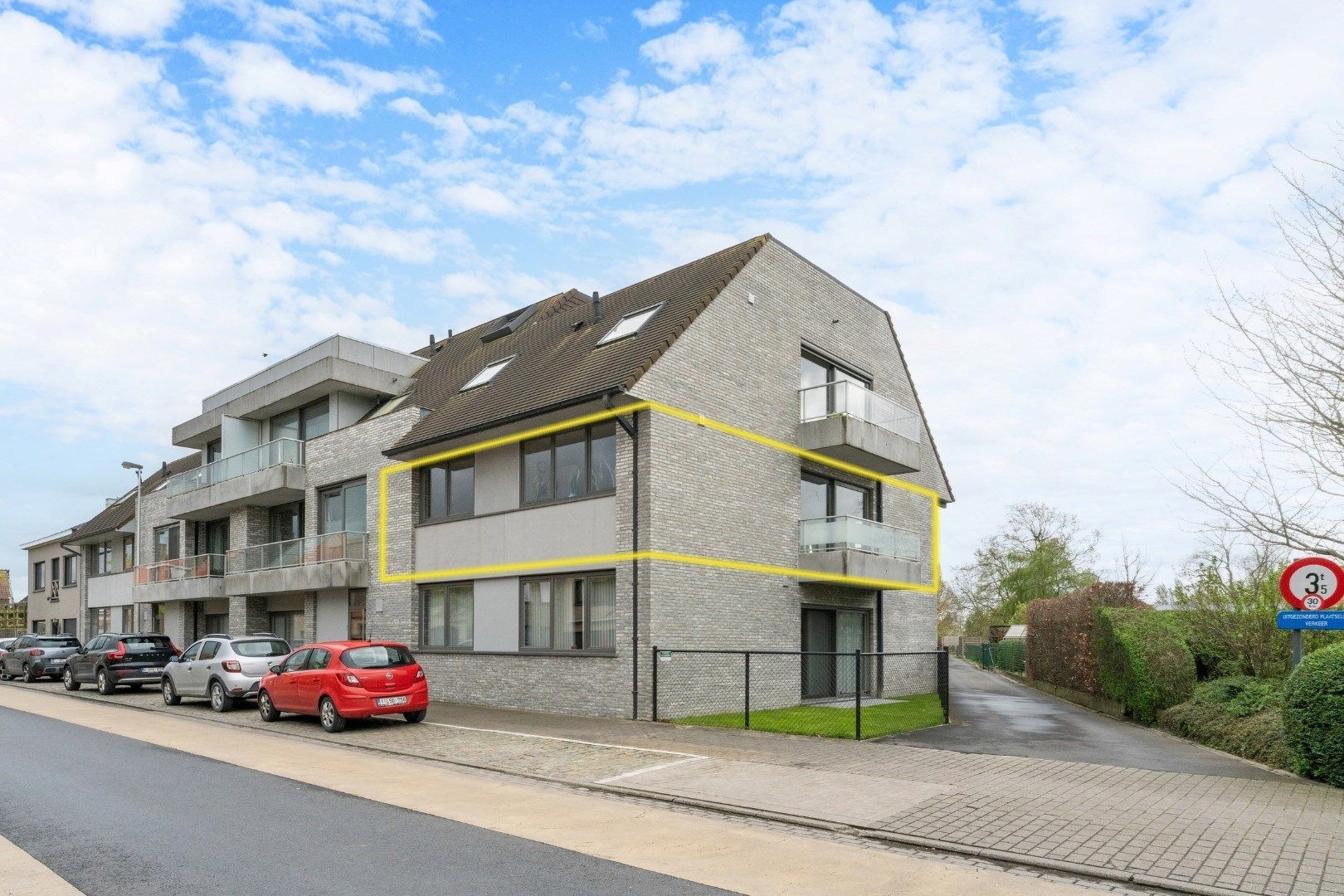 Recent 2-slaapkamer appartement (99m²) met ruim terras te Leke!  foto 2