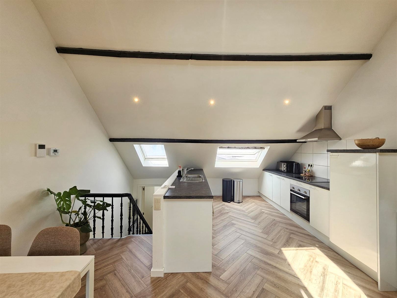 Appartement op derde verdieping in een voormalig herenhuis. foto 3
