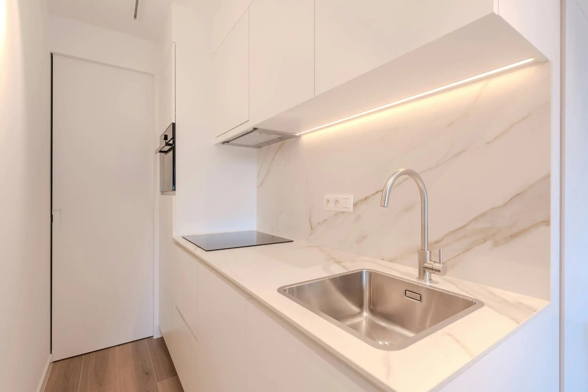 Exclusief gerenoveerde studio met zuidgericht terras foto 6