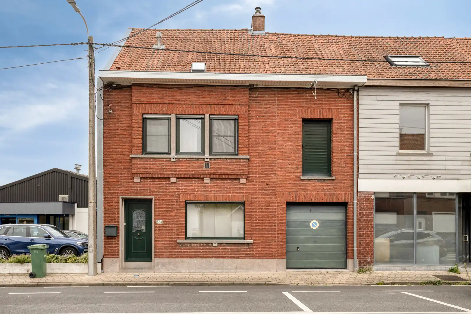 Zeer ruime gerenoveerde woning met 3 à 4 slaapkamers en garage! foto 2